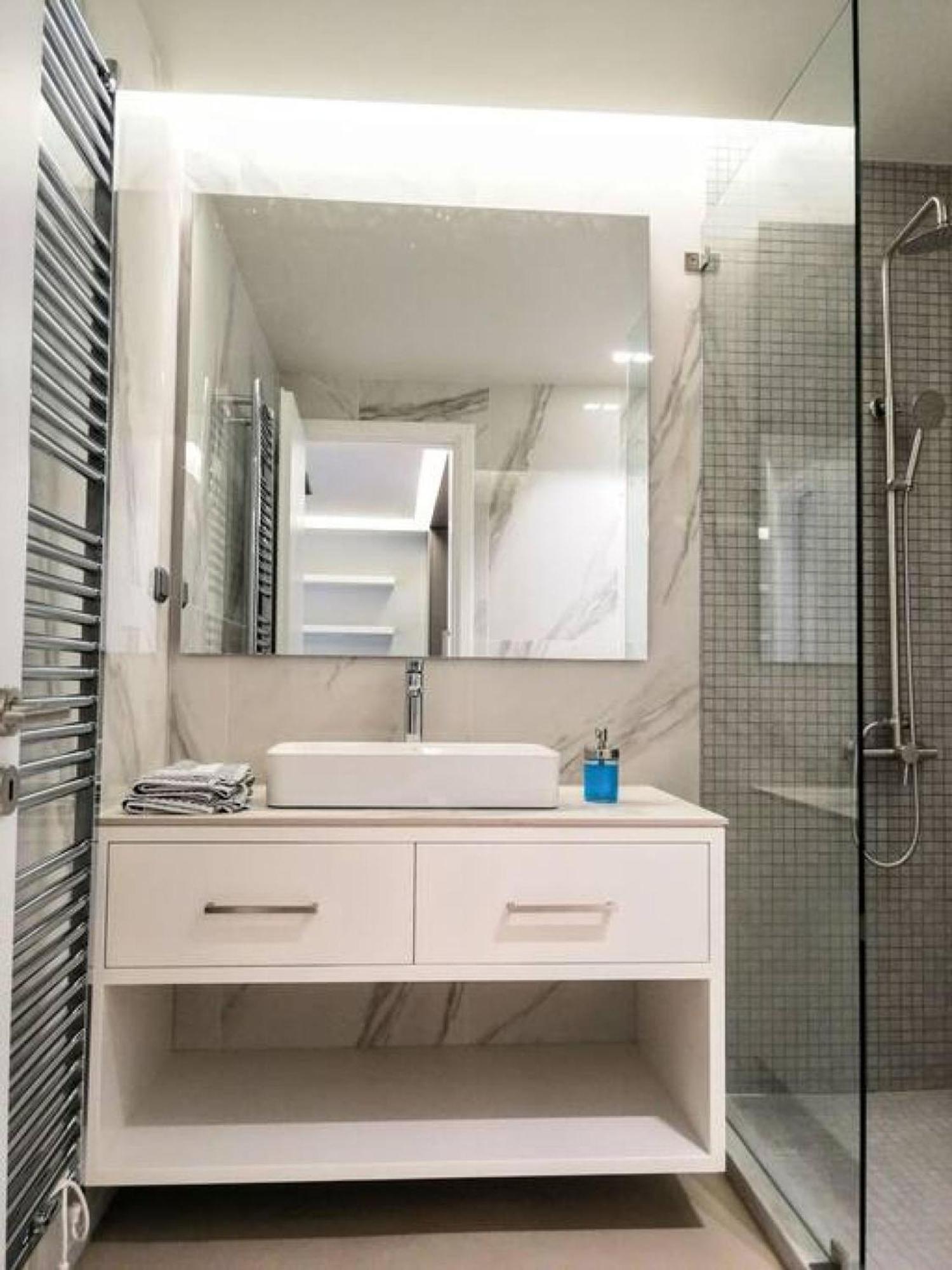 Luxurious Minimal Apartment In Acropolis Athens Ngoại thất bức ảnh
